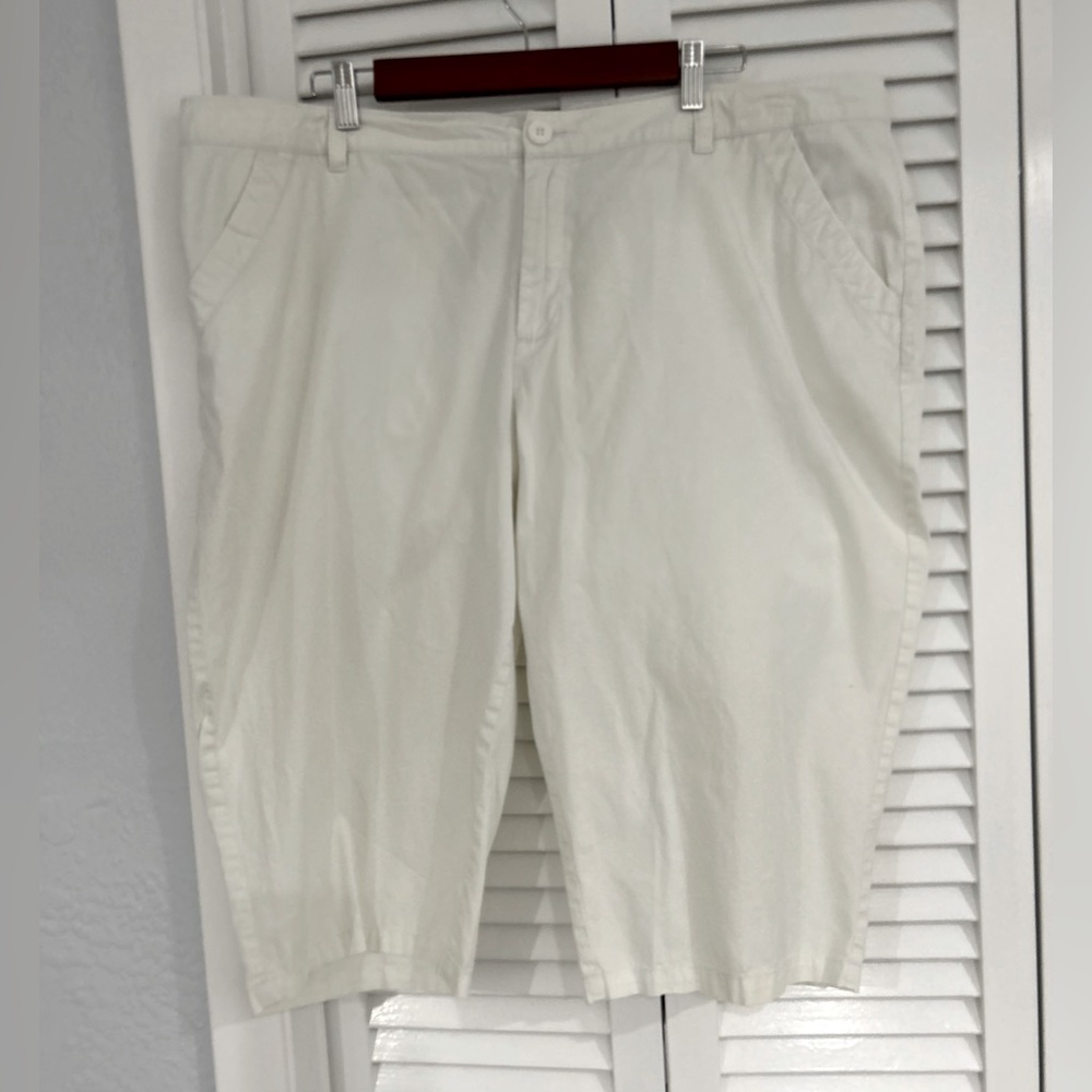 Columbia women’s size 20W white capri pant in very good condition